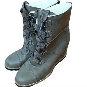 Universal Thread Wedge Heel Boots Women's SZ 9.5